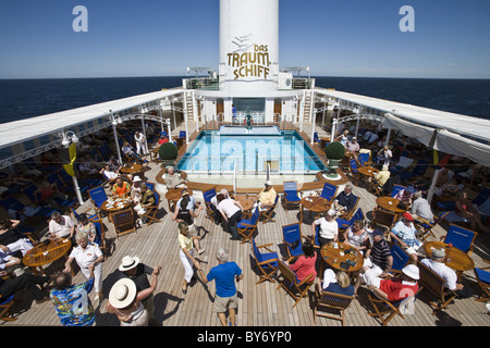 Fruehschoppen urbain v fête à thème bavarois sur le pont du bateau MS Deutschland (Deilman Cruises), océan Atlantique Sud, Sou Banque D'Images