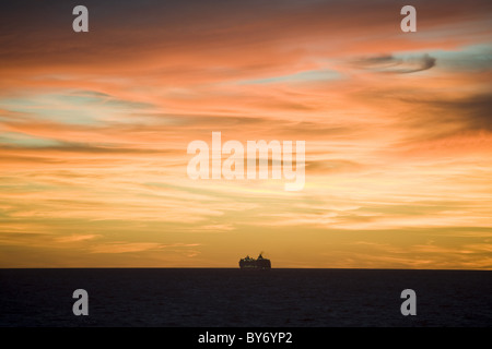 Sunset silhouette de croisière MSC Lirica (MSC) sur le rio de la Plata, Sud de l'océan Atlantique, l'Amérique du Sud, Amérique Latine Banque D'Images