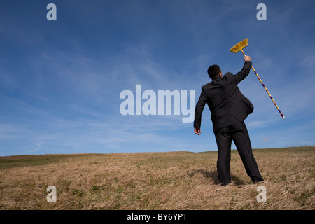 Nettoyage de l'homme champ avec un balai Banque D'Images