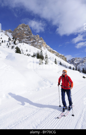 Ski Femme, ordre croissant sur une piste préparée, Fanes-Sennes montagne, située à l'arrière-plan, naturel Fanes-Sennes pa Banque D'Images