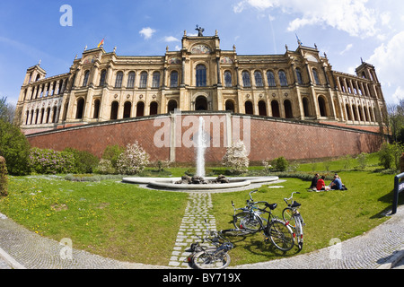 Les jeunes en face de l'Maximilianeum, Munich, Haute-Bavière, Allemagne Banque D'Images