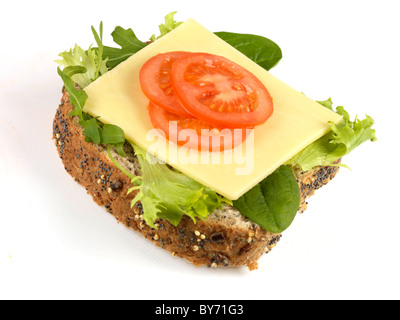 Frais sain fromage tomate et laitue Sandwich Open Top isolé sur un fond blanc avec un chemin de détourage et aucun peuple prêt à manger Banque D'Images