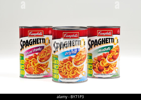 Variété de boîtes de conserve ou Spaghetti Campbells-O's avec des boulettes de viande, des tranches de Franks et original sur fond blanc, cut out. Banque D'Images