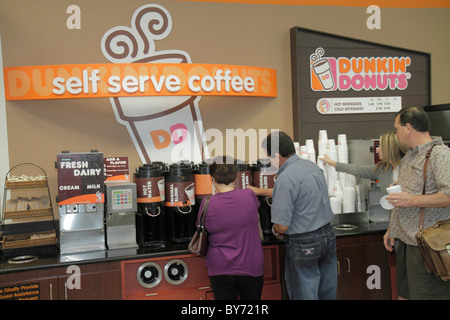 Fort ft. Lauderdale Florida,FLL,fort Lauderdale Hollywood International Airport,restauration rapide,snack,Dunkin' Donuts,panneau,café libre-service,homme hommes,wom Banque D'Images