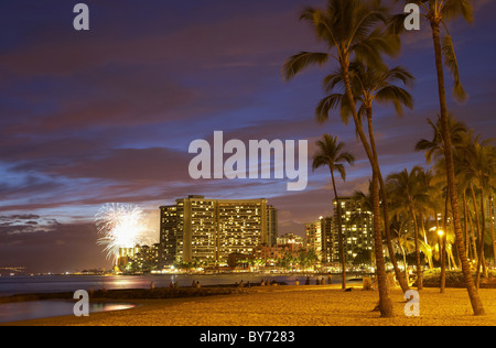 Hôtels illuminés et d'artifice dans la soirée, la plage de Waikiki, Honolulu, Oahu, Hawaii, USA, Amérique Latine Banque D'Images