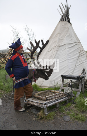 Indigènes Sami Nils en costume traditionnel, près de Honningsvag, Mageroya, Finnmark, Norvège, Europe Banque D'Images