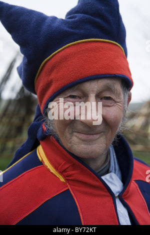 Indigènes Sami Nils en costume traditionnel, près de Honningsvag, Mageroya, Finnmark, Norvège, Europe Banque D'Images