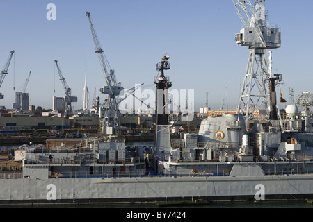 Royal Navy Destroyer HMS Edinburgh (D97), Portsmouth, Hampshire, Angleterre, Europe Banque D'Images