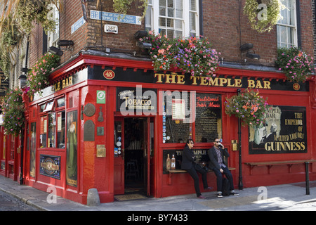 Les personnes bénéficiant de leur extérieur de la Guinness dans Temple Bar Temple Bar, Dublin, County Dublin, Leinster, Irlande, Europe Banque D'Images