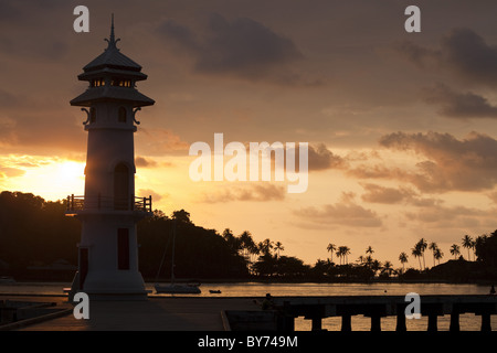 Coucher du soleil au phare Ban Bang Bao, l'île de Koh Chang, Trat Province, Thailande, Asie Banque D'Images