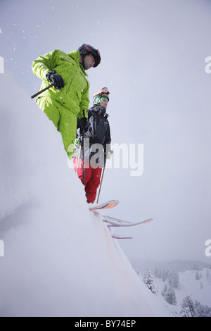 Les Freeriders mâle dans la neige profonde, Mayrhofen, vallée de Ziller, Tyrol, Autriche Banque D'Images