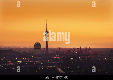 Vue urbaine avec le parc olympique, Munich, Bavière, Allemagne Banque D'Images