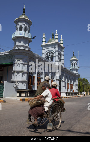 Vélo-taxi en face de la mosquée de Mawlamyaing Kaladan, l'État Môn, Myanmar, Birmanie, Asie Banque D'Images