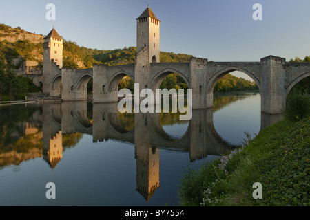14e siècle stone arch bridge traversant la rivière Lot, Pont Valentre, pont Valentre, Cahors, Via Podiensis, Chemin de Saint J Banque D'Images