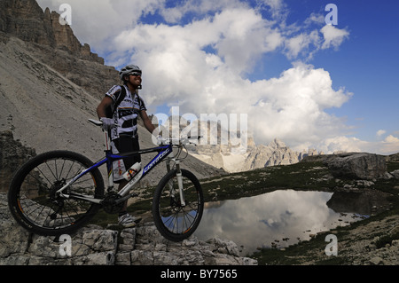 Roland cycliste Stauder à Paternsattel Zwoelferkofel, vue sur vallée, Hochpuster, Tyrol du Sud, Dolomites, Italie, Europe Banque D'Images