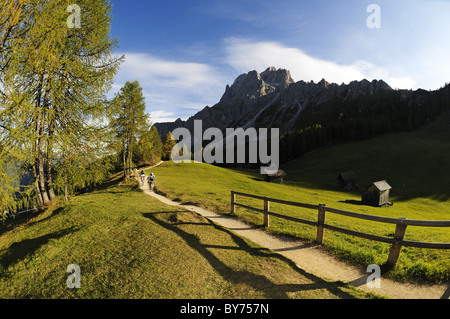 Les gens sur des vtt à Rotwand, Sexten, Hochpuster valley, South Tyrol, Dolomites, Italie, Europe Banque D'Images