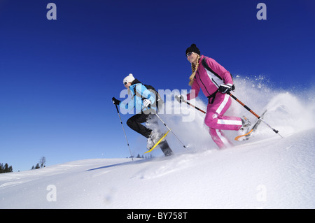 Les jeunes femmes de la raquette, Hemmersuppenalm, Reit im Winkl, Chiemgau, Haute-Bavière, Bavaria, Germany, Europe Banque D'Images