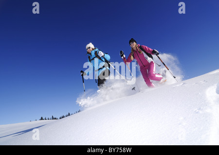 Les jeunes femmes de la raquette, Hemmersuppenalm, Reit im Winkl, Chiemgau, Haute-Bavière, Bavaria, Germany, Europe Banque D'Images