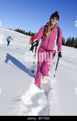 Jeune femme en raquettes, Hemmersuppenalm, Reit im Winkl, Chiemgau, Haute-Bavière, Bavaria, Germany, Europe Banque D'Images