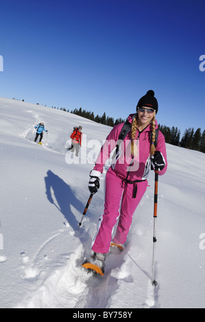 Jeune femme en raquettes, Hemmersuppenalm, Reit im Winkl, Chiemgau, Haute-Bavière, Bavaria, Germany, Europe Banque D'Images