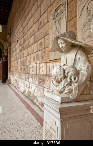 Cuba, La Havane. Corridor le long de la cour intérieure de l'église de La Merced. Statue à Sœur Petra Vega. Banque D'Images