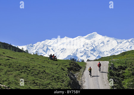 Les gens sur des vtt à Eggenalmkogel Hohe Tauern, dans l'arrière-plan, Reit im Winkl, Bavaria, Germany, Europe Banque D'Images