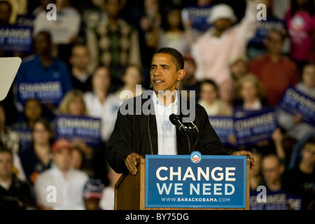 Le Président Obama lors d'un rassemblement à l'Université de Cincinnati de Cincinnati (Ohio) deux jours avant l'élection présidentielle de 2008. Banque D'Images