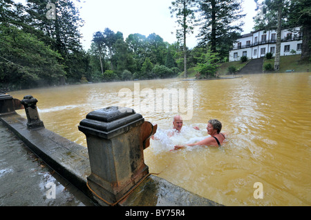 Les gens se baigner dans un lac, parc Terra Nostra au domaine thermique à Furnas, est de l'île de Sao Miguel, Açores, Portugal Banque D'Images