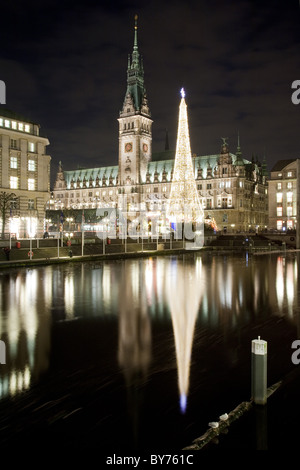 Vue sur Alster à l'hôtel de ville au moment de Noël, Hambourg, Allemagne Banque D'Images