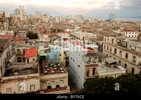 Cuba, La Havane. Toits du centre de La Havane. Banque D'Images