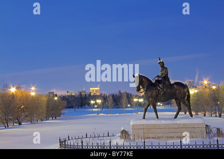 Statue de Sa Majesté la Reine Elizabeth II à cheval en face de l'édifice de l'assemblée législative de Regina, Canada Banque D'Images