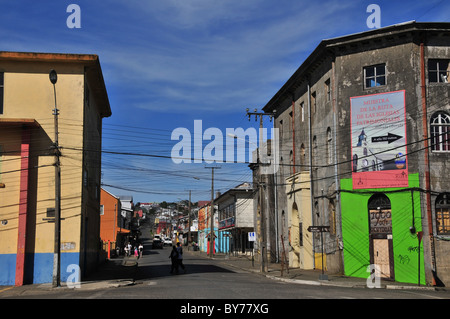 Scène de rue en milieu urbain, '1900' Café, boutiques bloc de câbles d'électricité, F.Ramirez crossing Blanca Encalada, Ancud, Ile de Chiloé, Chili Banque D'Images