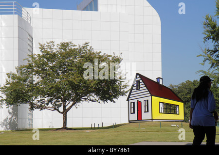 Atlanta Georgia,Woodruff Arts Center,High Museum of Art,Outdoor piazza,plaza,Lichtenstein,femme femme femmes,Roy Lichtenstein,Maison III,sculpture,arbre Banque D'Images