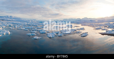 Tiniteqilaq et la glace de mer en hiver, E. Greenland Banque D'Images