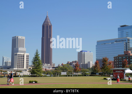 Atlanta Georgia,centre-ville,Pemberton place,World of Coca Cola,pelouse,horizon,bâtiment,homme hommes,garçon garçons enfants Bank of America Towerpark,GA1010 Banque D'Images