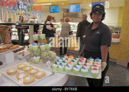 Atlanta Georgia,Pemberton place,Georgia Aquarium,attraction,cafétéria,restauration rapide,Desert counter,gâteries,sucreries,femmes noires,cupcake,éclair,K Banque D'Images