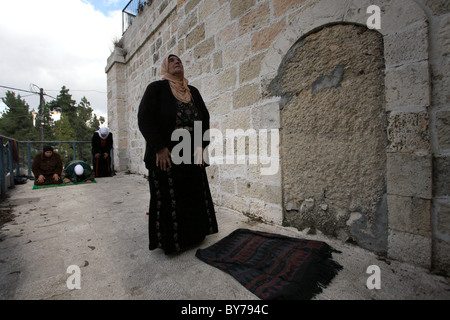 Les femmes palestiniennes en priant qu'ils revisite leur village de Ein Karem ou Ain Kerem un quartier dans le sud-ouest de Jérusalem qui a été dépeuplées par les habitants arabes et repeuplée par des immigrants juifs au cours de la guerre israélo-arabe de 1948. Israël Banque D'Images