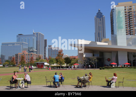 Atlanta Georgia,Pemberton place,World of Coca Cola,horizon du centre-ville,bâtiment,pelouse,tables extérieures,café,homme hommes,femme femmes,couple,repos,r Banque D'Images