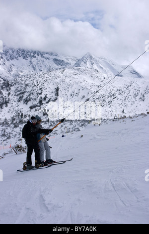 Bansko, station de ski bien connue, montagne de Pirin, un jeune skieur en remontée mécanique, Bulgarie, Europe de l'est Banque D'Images