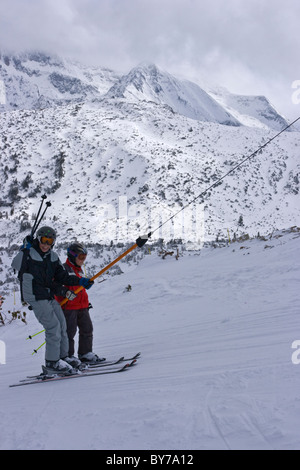 Bansko, station de ski bien connue, montagne de Pirin, un jeune skieur en remontée mécanique, Bulgarie, Europe de l'est Banque D'Images