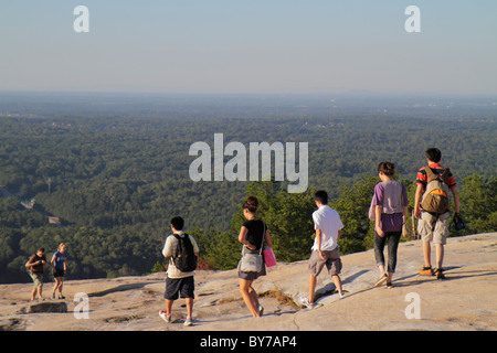 Atlanta Georgia,Stone Mountain Park,quartz monzonite,monadnock,géologie,sommet,rock,homme asiatique hommes,femme femmes,jeune adulte,groupe,couple,marche Banque D'Images