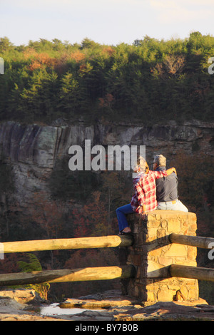 Le couple admiring view rail à Wolf Creek surplombent, Little River Canyon National Preserve, de Fort Payne, Alabama, Etats-Unis Banque D'Images