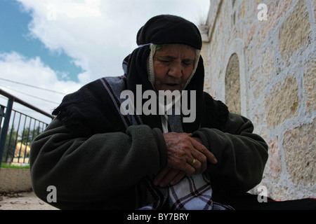 Femme palestinienne prier comme elle revisite sa famille dans le village d'Ein Karem ou Ain Kerem un quartier dans le sud-ouest de Jérusalem qui a été dépeuplées par les habitants arabes et repeuplée par des immigrants juifs au cours de la guerre israélo-arabe de 1948. Israël Banque D'Images