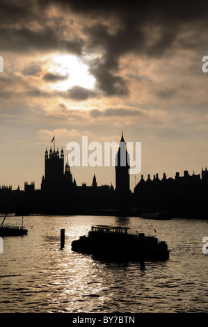 Tamise avec les Chambres du Parlement en silhouette ,Londres Banque D'Images