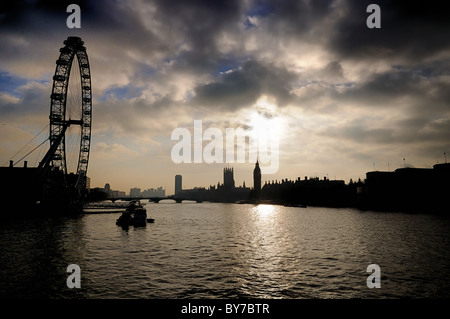 Tamise avec les Chambres du Parlement en silhouette ,Londres Banque D'Images