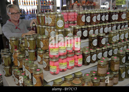 Georgia Robertstown,stand de produits,marché agricole,produits locaux,légumes marinés,œufs,conserver,pot de verre,afficher vente shopping shopping boutique Banque D'Images