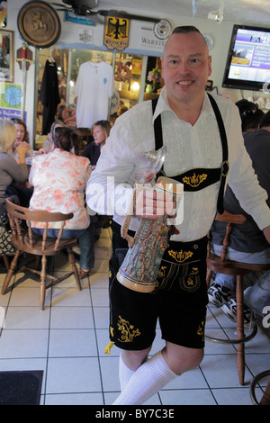 Georgia Helen, village alpin allemand thème, Octoberfest, Oktoberfest festival, bar bar bar bar pub, bière, homme hommes, stein, Lederhosen, bretelles, excès, alcool Banque D'Images