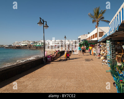 La promenade du front de mer et plage de Playa Blanca Lanzarote Banque D'Images