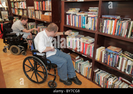 Georgia Gainesville,main Street Market Building,Next Chapter Book Store,librairie,libraire,libraire,livre utilisé,livres,étagères,homme hommes,handicap handi Banque D'Images