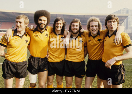 Joueurs finaux de la coupe de la Ligue des loups LtoR Derek Parkin, George Berry, Kenny Hibbitt, Peter Daniel, Andy Gray, John Richards. Wolverhampton Wanderers footballeurs club de football 1980 Banque D'Images